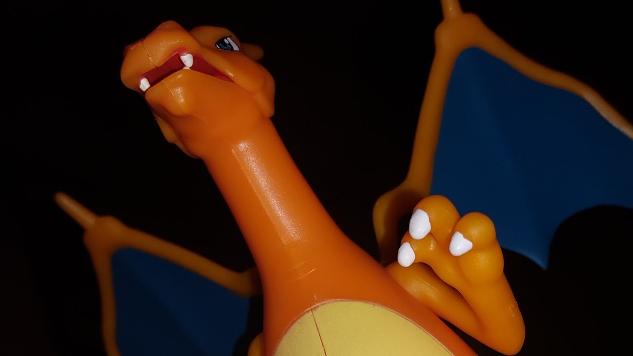 Pok&eacute;mon Battle Feature Figure Charizard - Toy Review