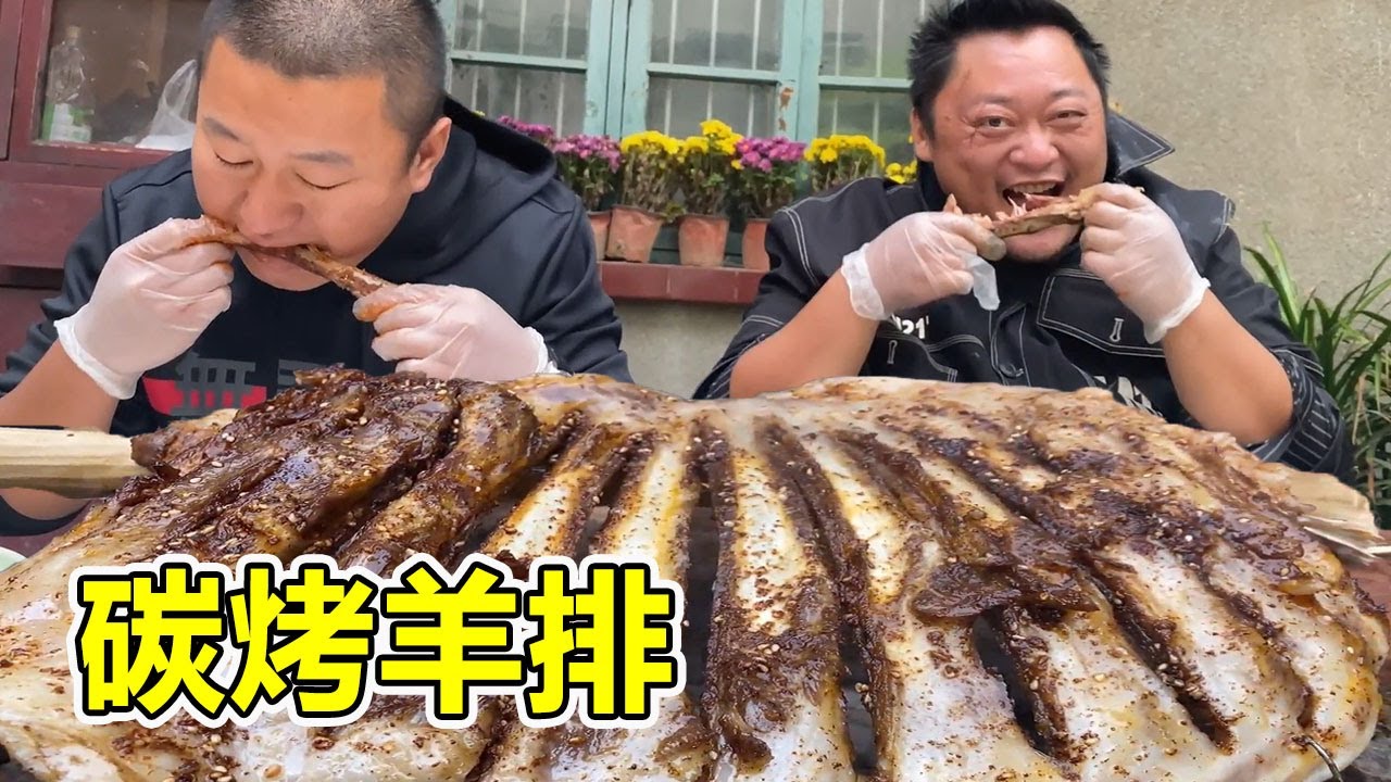 胖龙花166买5斤鲜羊排，在小院做碳烤羊排滋滋冒油，直接抱着啃真过瘾【胖龙的小生活】