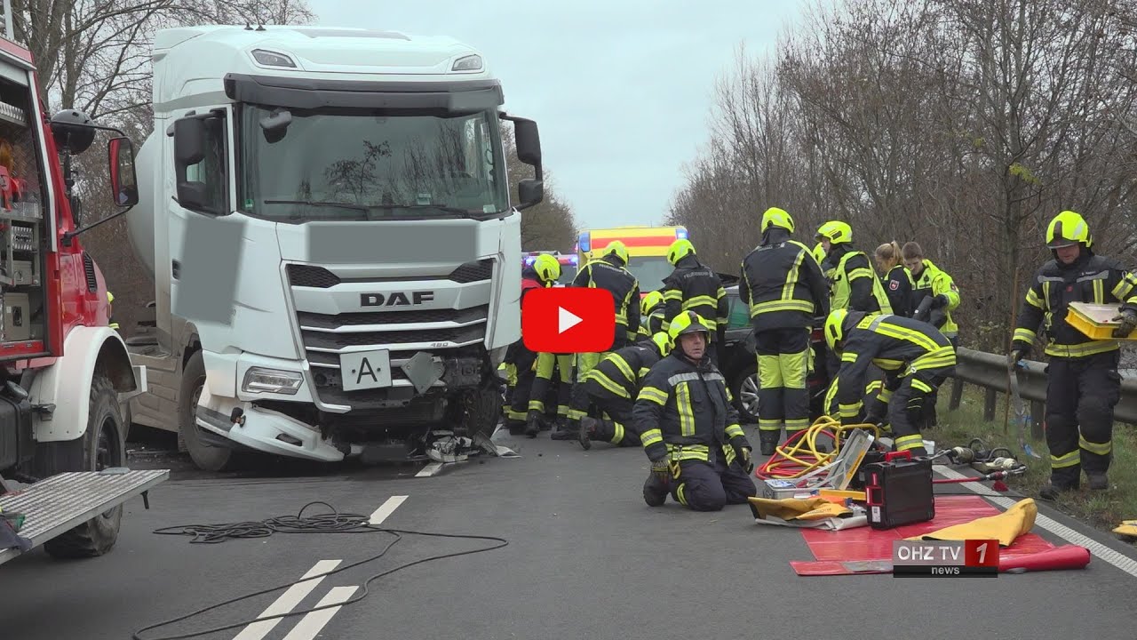 Golf prallt frontal mit Tanklastwagen zusammen