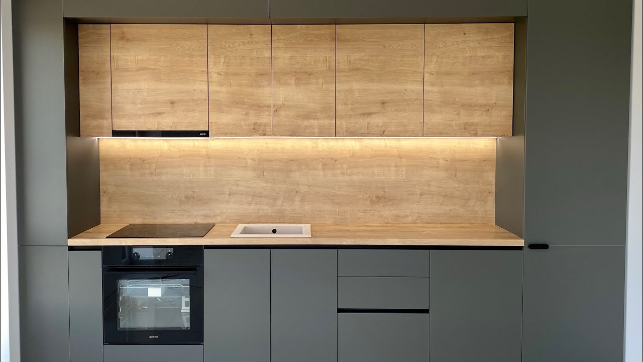 Montaj Mobilier de Bucatarie realizat din MDF Soft Touch Grey si Pal Stejar Hamilton Natur