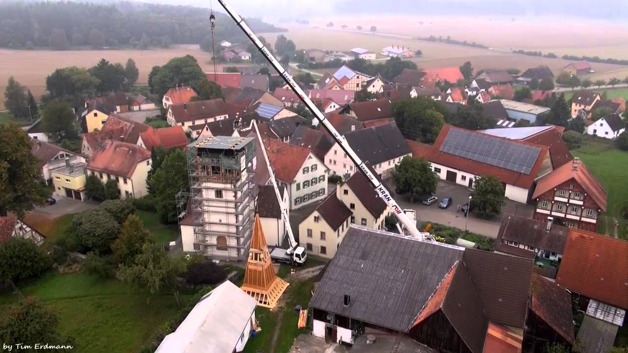 Schmalfelden, die Montage der Kirchturmspitze 