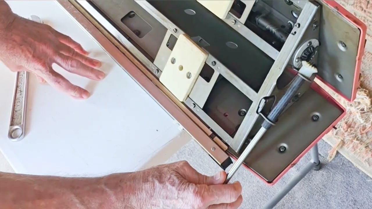 Lubricating the Racking Mechanism on an Old Passap Knitting Machine 