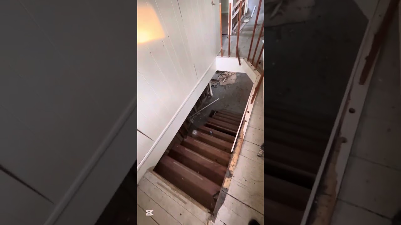Exploring an abandoned house in Quebec #urbex #urbexcommunity #urbexexplorer