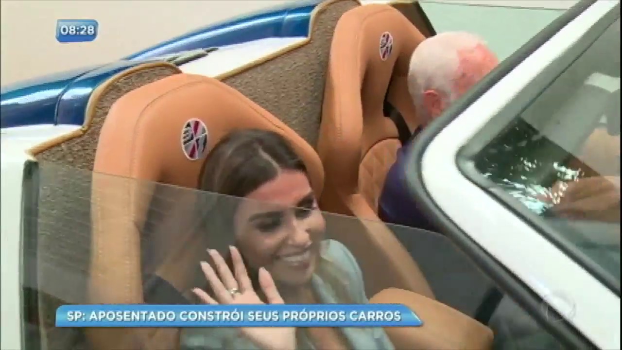 Aposentado constrói carro arrojado na garagem da casa