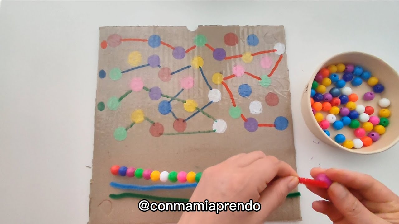 Juego con material de reciclaje para estimular funciones cognitivas en los niños.