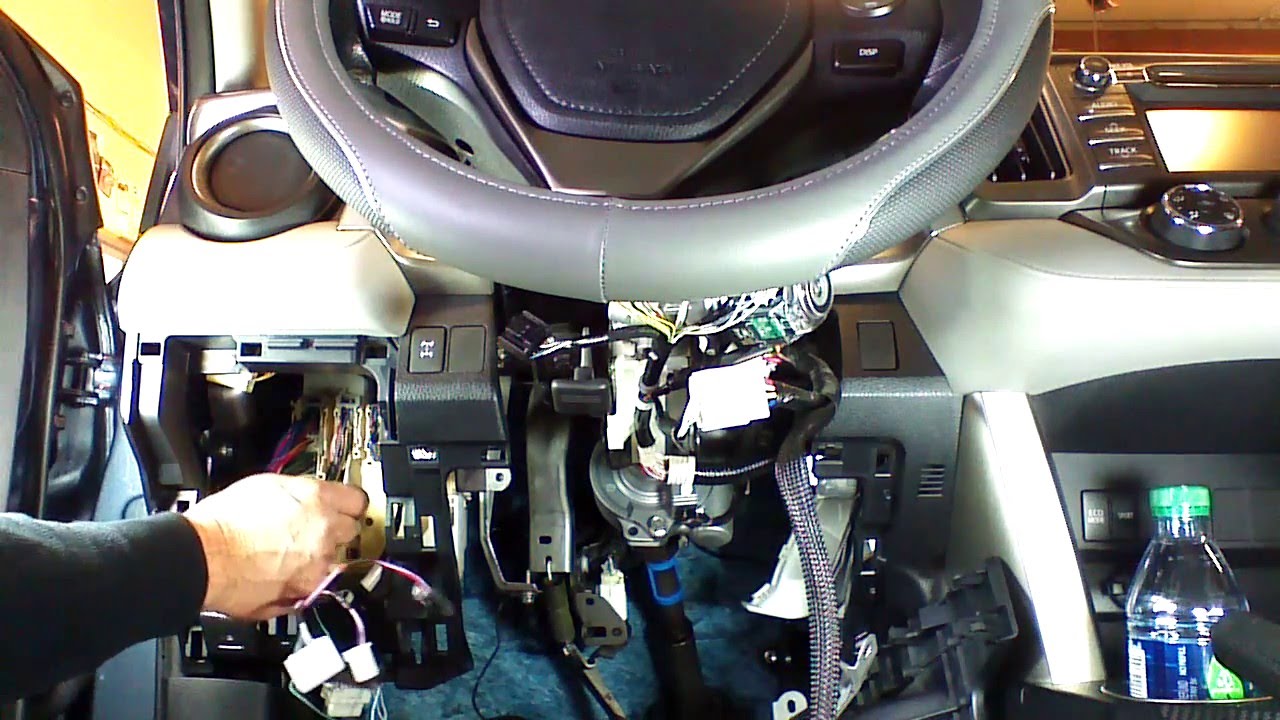 Toyota RAV4 2013-2015 гг. с дистанционным управлением и функцией Plug and Play.