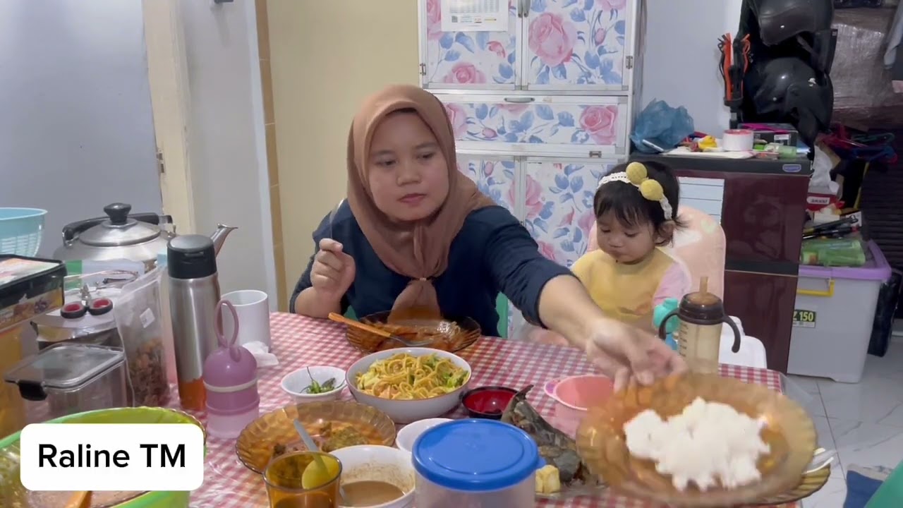 RALINE BUKA PUASA PAKAI SOP AYAM KAMPUNG 💕🧡