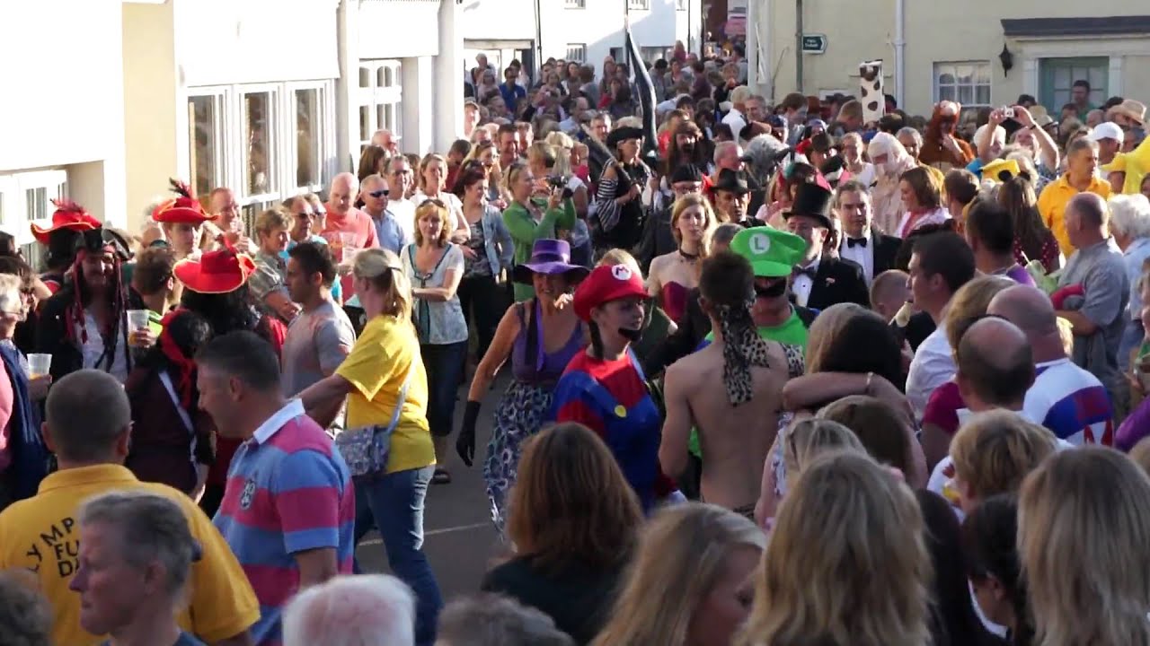 Lympstone Furry Dance 2010 - start