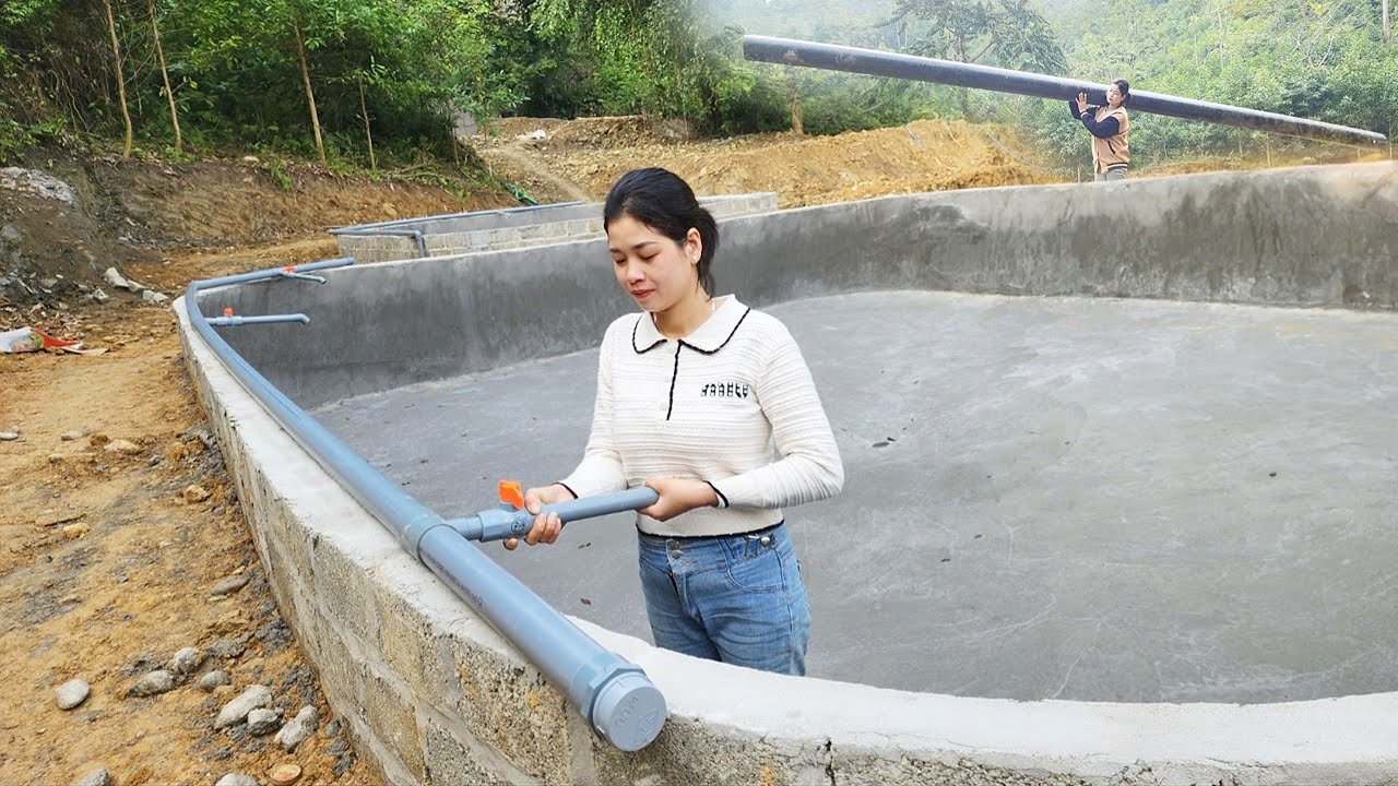 How the girl connects the water pipe to prepare to drain the water into the pond