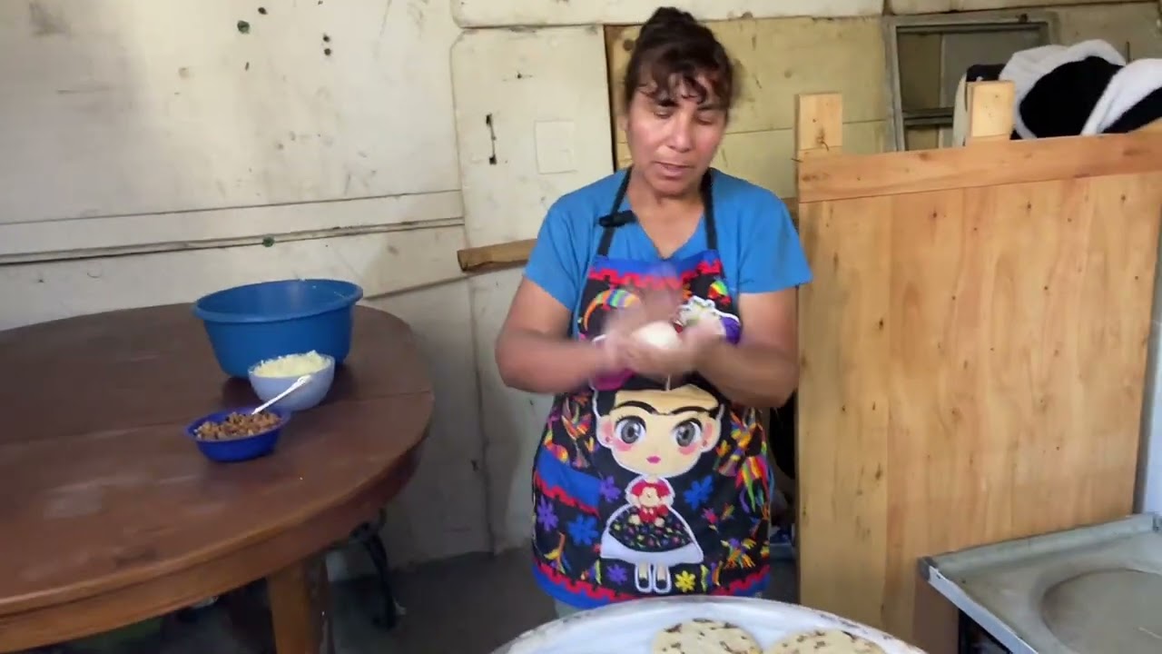 gorditas rrellenas con chicharron y queso