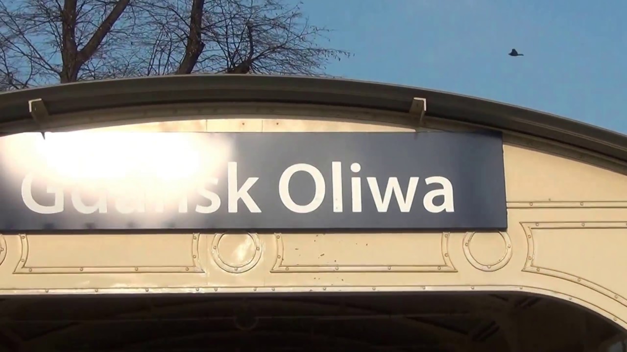 BEZDOMNI ŚPIĄ NA DWORCU PKP W POCZEKALNI OBOK KAS
