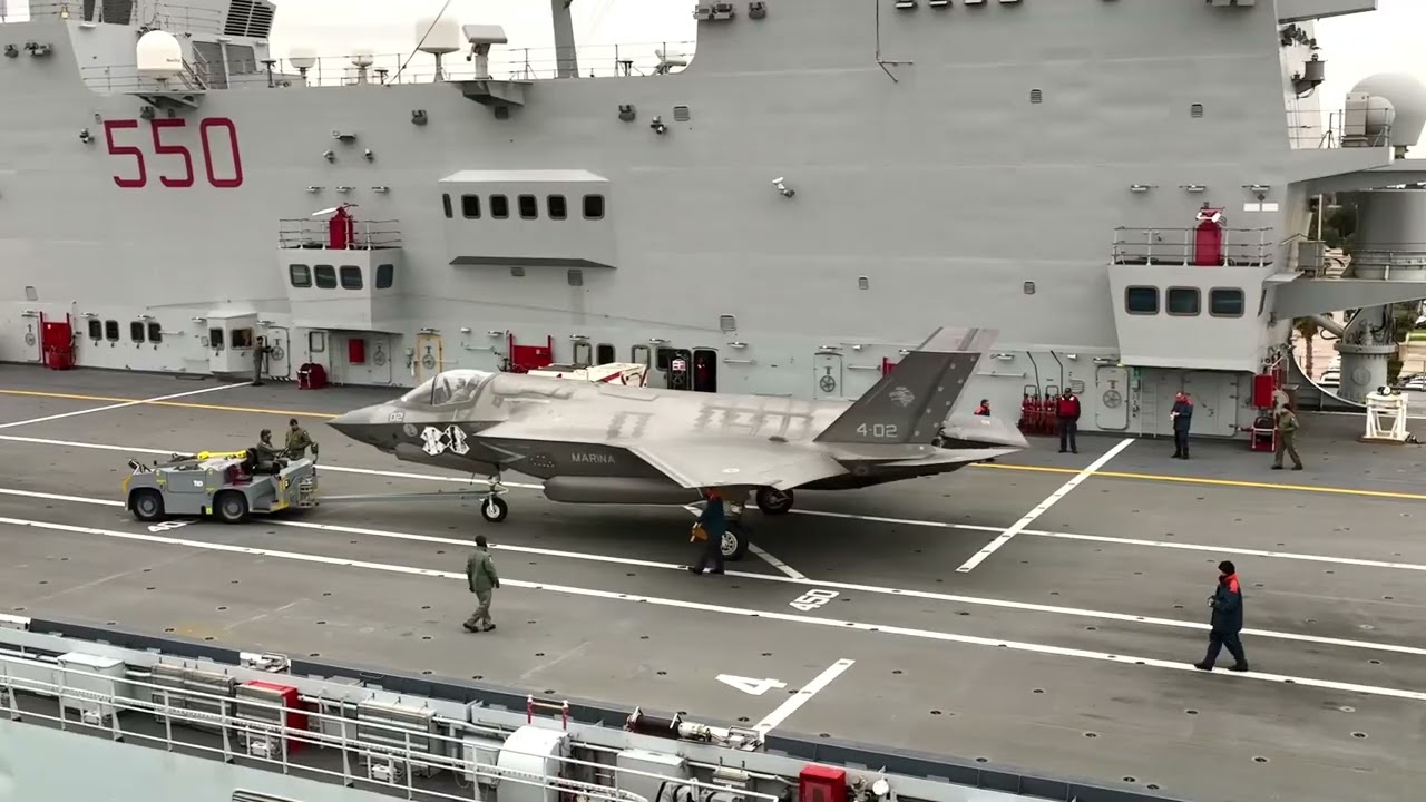 Anche in porto la Portaerei Cavour non si ferma mai. Fly the Navy 🇮🇹⚓️🤙🏻