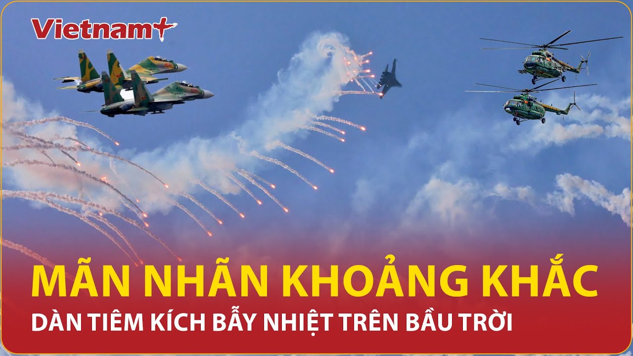 Máy bay chao lượn trên bầu trời TP.HCM, lễ diễu binh 
