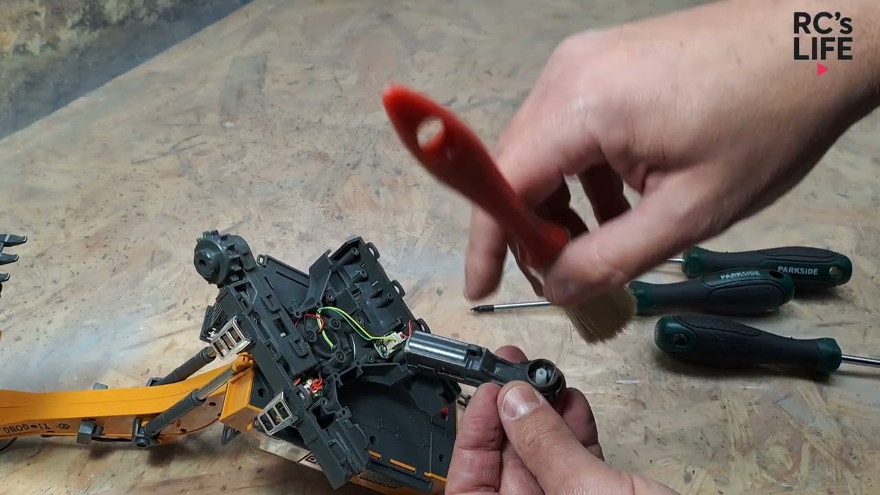 Disassemble the Yigong K970 Mini excavator