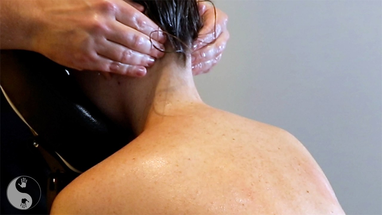 This Neck Massage Gives Her Instant Calm… Watch Her Melt