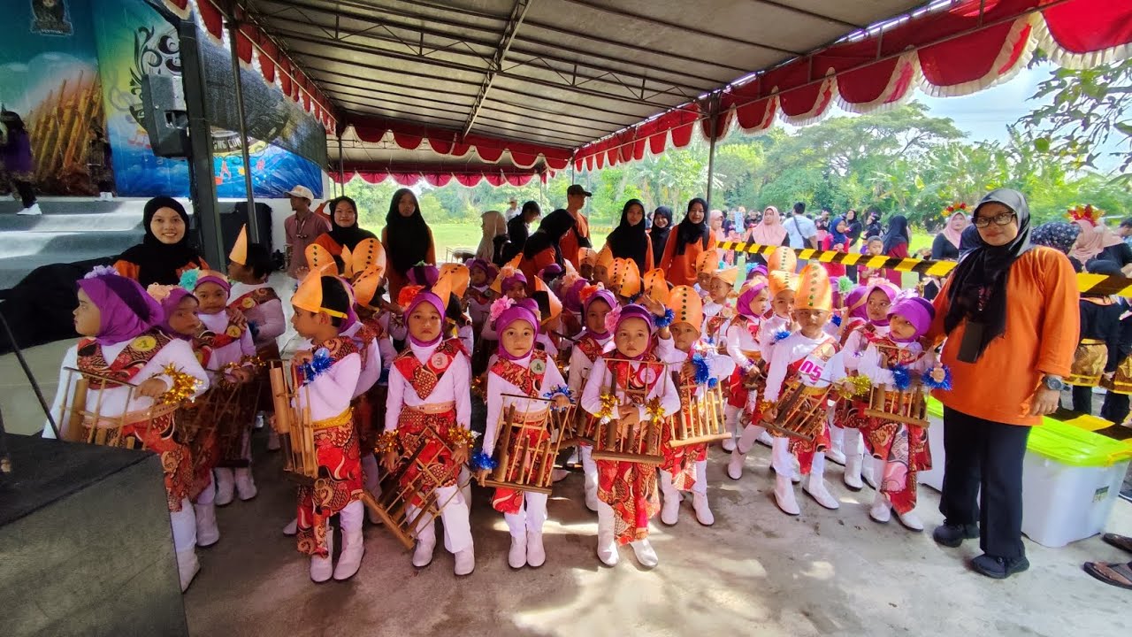 Lomba Angklung di Grandpuri Waterpark