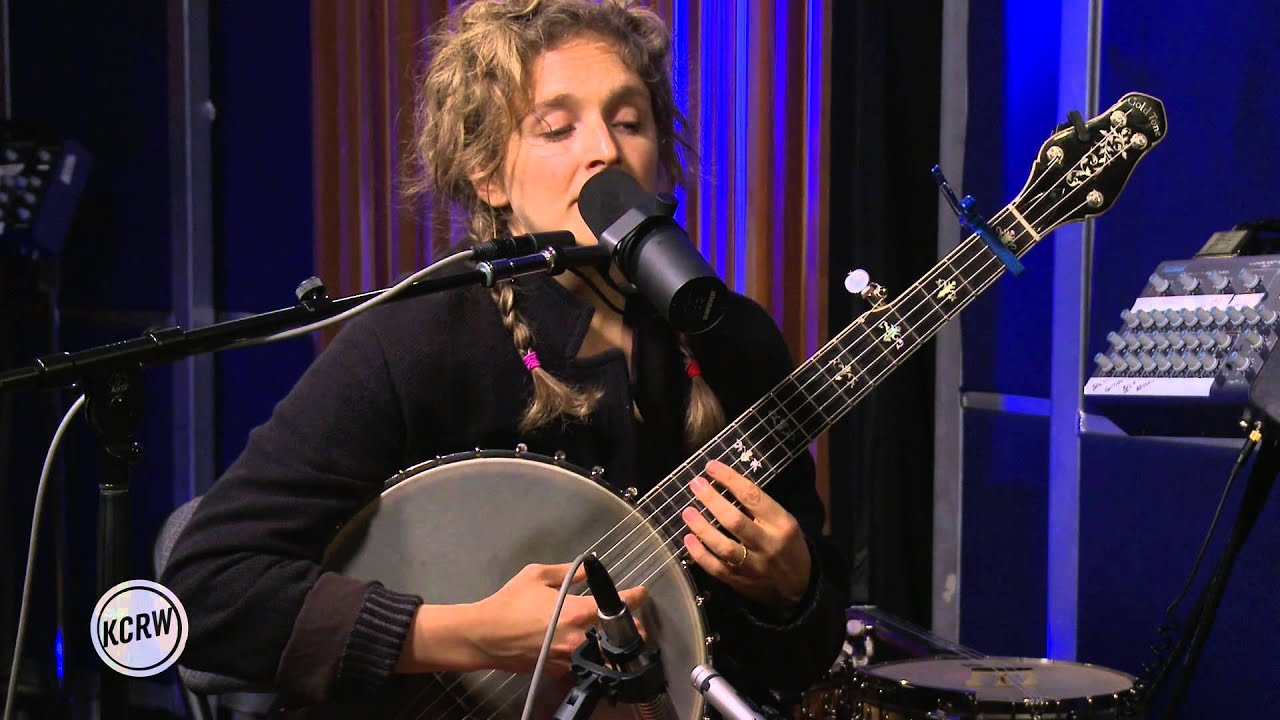 Béla Fleck and Abigail Washburn performing 