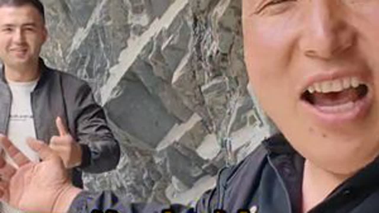 今天来接我一个新疆的一个客户，年纪轻轻生意做这么大 小伙子能干。