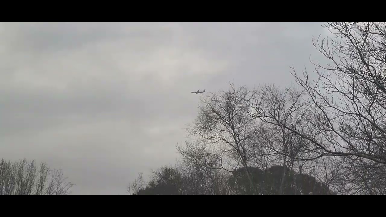 American airlines 7772 hundred e r fly by getting ready to land at raleigh durham