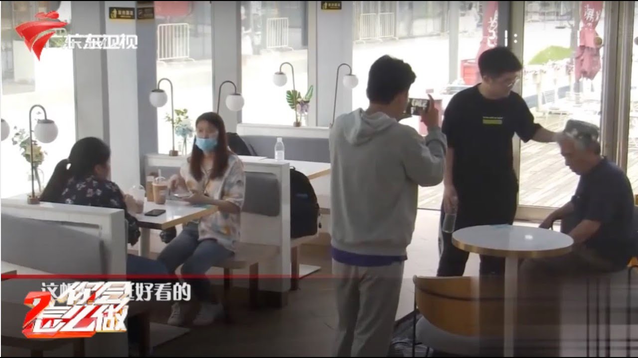青少年打老人取乐,餐厅内众人愤愤不平,路人暗中拍摄【你会怎么做2021】 #粤语