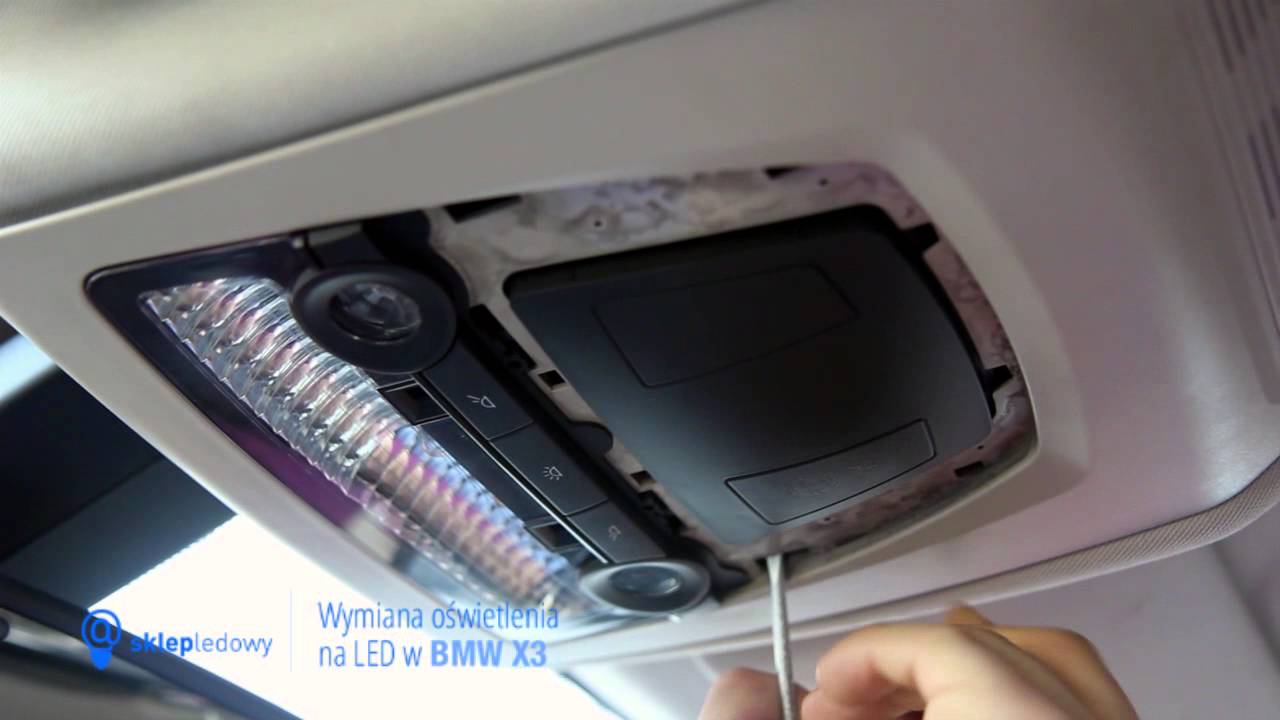 Jak wymienić żarówki na LED w BMW X3 panel górny oświetlenie kabiny kierowcy