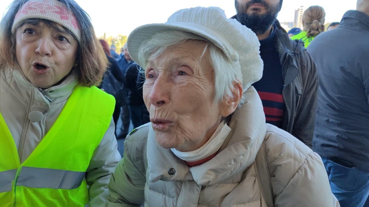 Trieste, l'anziana alla manifestazione dei portuali