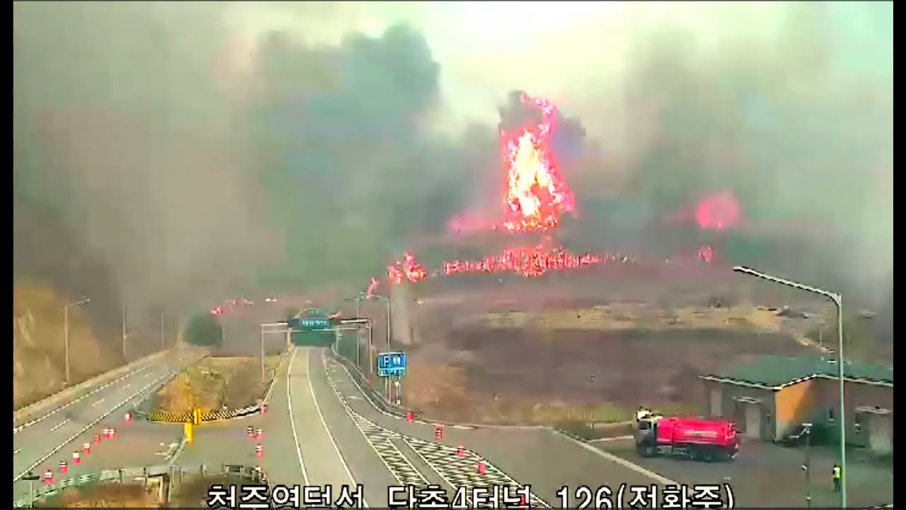 고속도로 CCTV 장비가 담은 2025 경북권 광역 산불 화마가 고속도로를 삼키는 영상입니다. 산불, 이 정도로 무섭습니다.  산불조심!