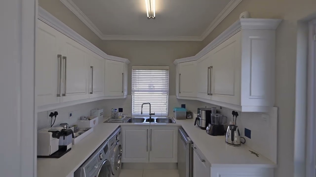 ELEGANT SINGLE-LEVEL HOME IN BEECHWOOD ESTATE, DENNEGEUR