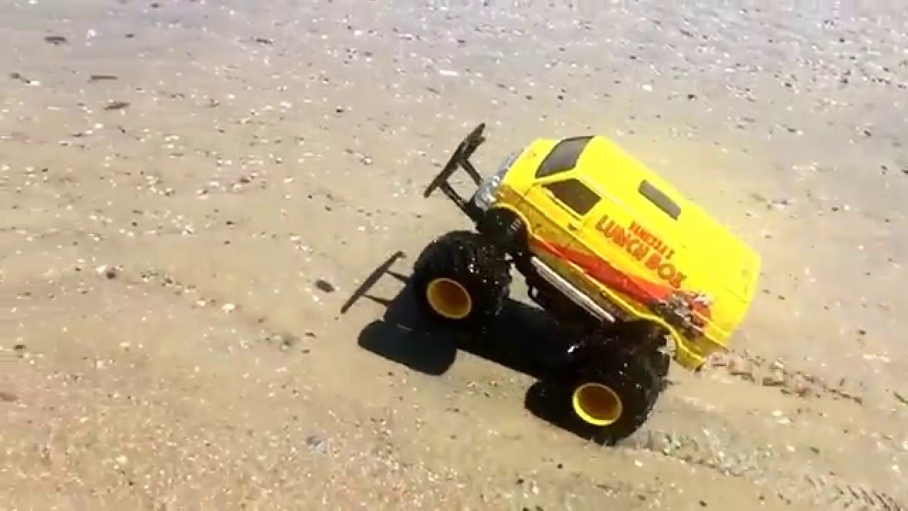 Tamiya Vanessas Lunchbox at the beach