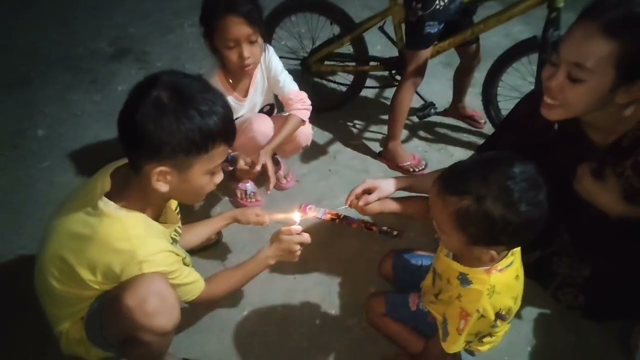 Menyalakan kembang api bersama teman-teman🎇🎆🎇