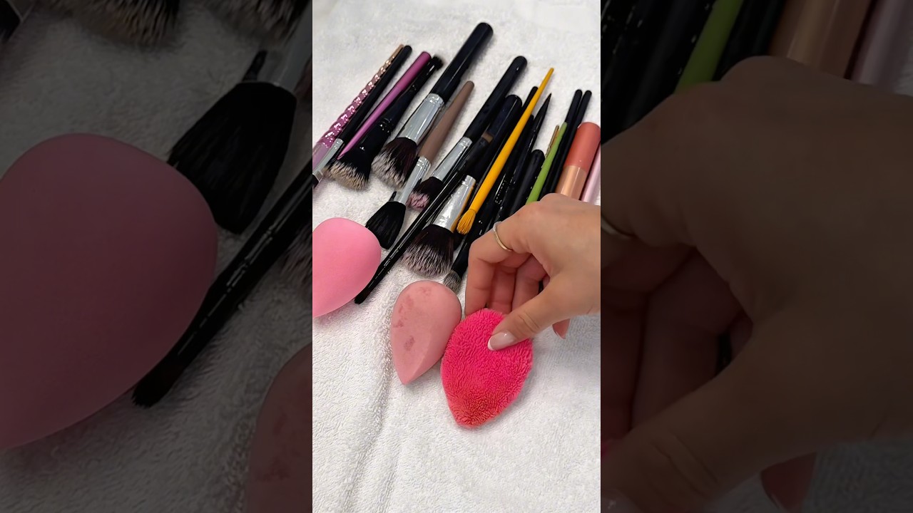 DEEP CLEAN MY MAKEUP BRUSHES✨🫧 #asmr #cleaningmotivation #cleaning #makeupbrushes  #cleanwithme