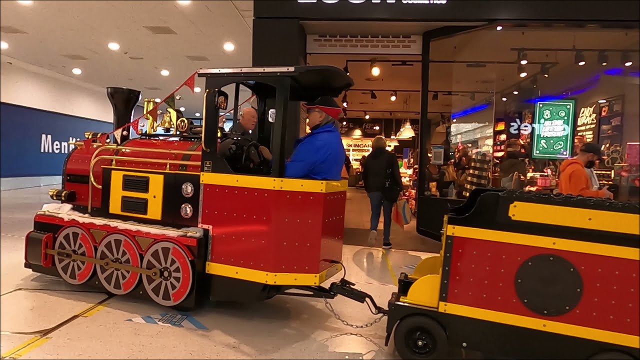 Cascades Shopping Centre At Christmas - Portsmouth High Street - December 2021 | kittikoko