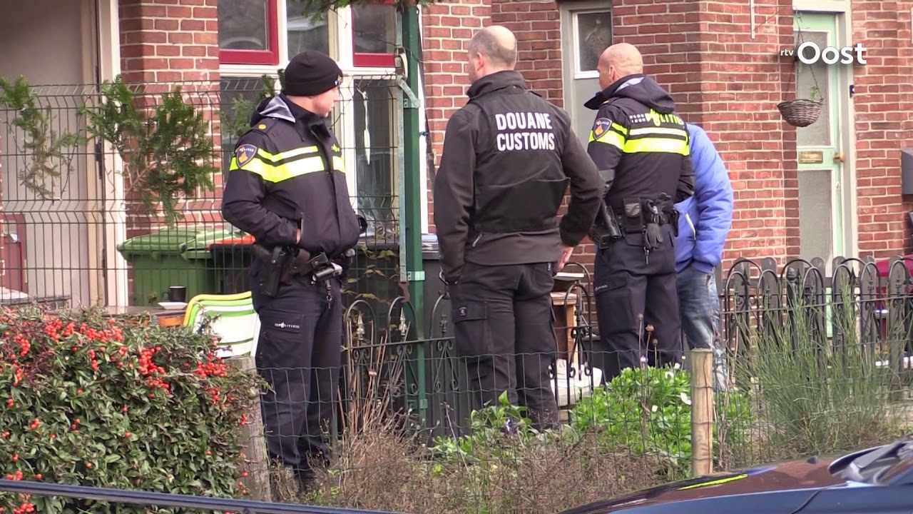Douane en politie doorzoeken woning in Almelo