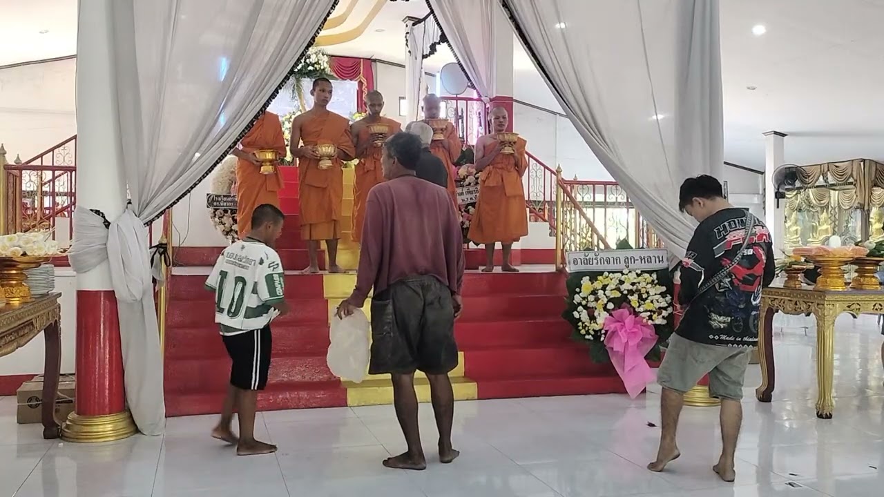 น้องสายไหม  ทอดผ้าบังสกุลและร่วมวางดอกไม้จันทร์ ชวดแฉล้ม 