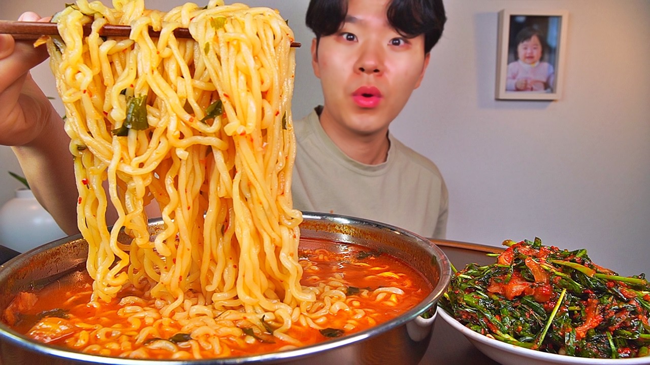 10분 너구리라면 부추김치. 요거요거 맛있습니다..!