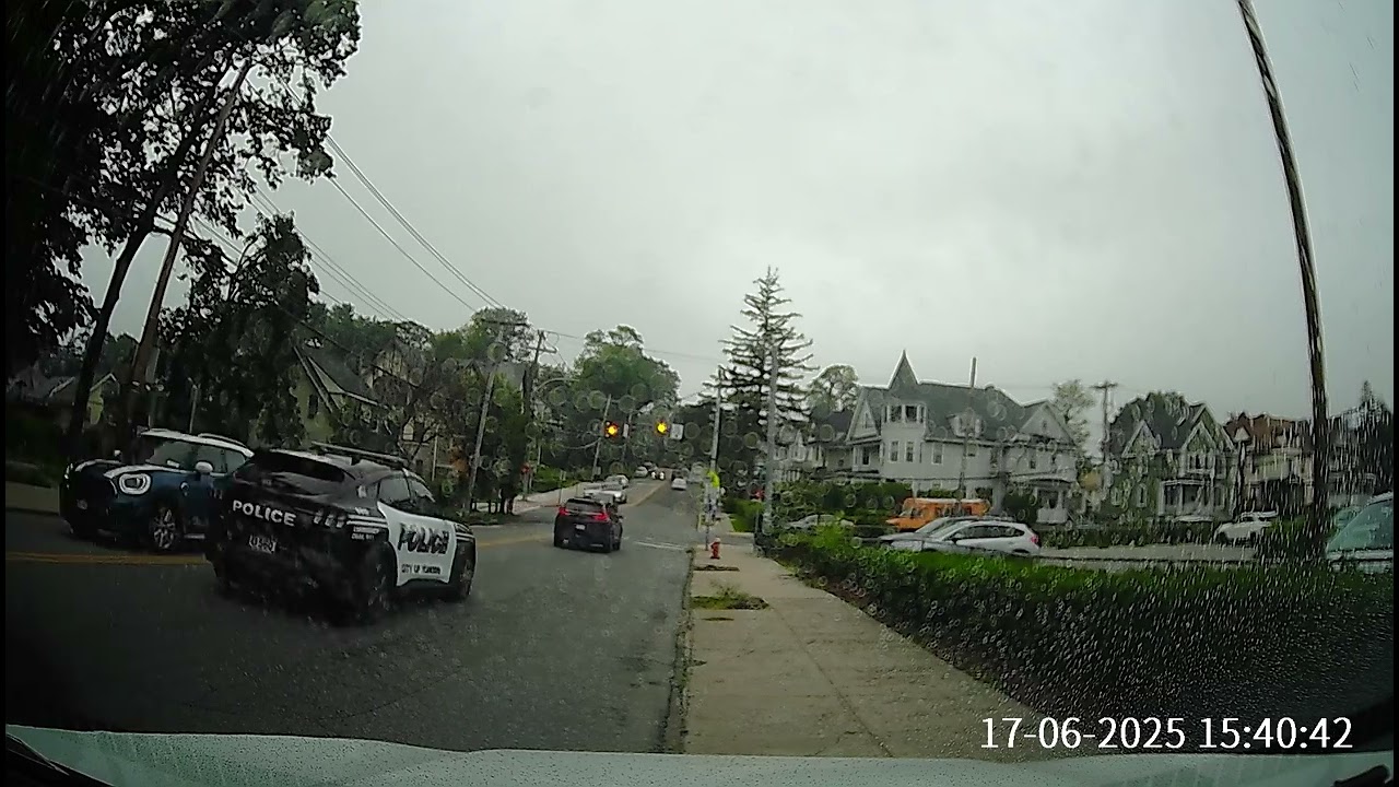 #dash Yonkers Cops running a red light