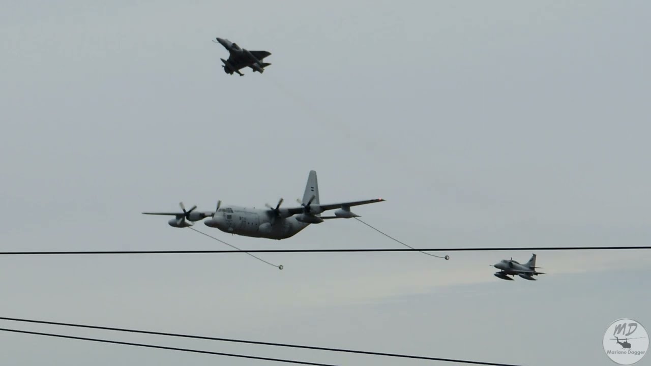 Pasada en formación sobre El Palomar A4AR y KC-130 Hércules