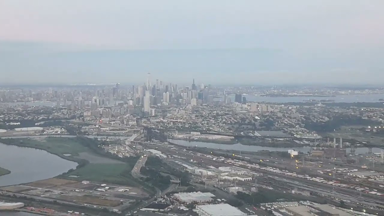 Landing at New-York (Newark)/ French Bee Airbus A350-900