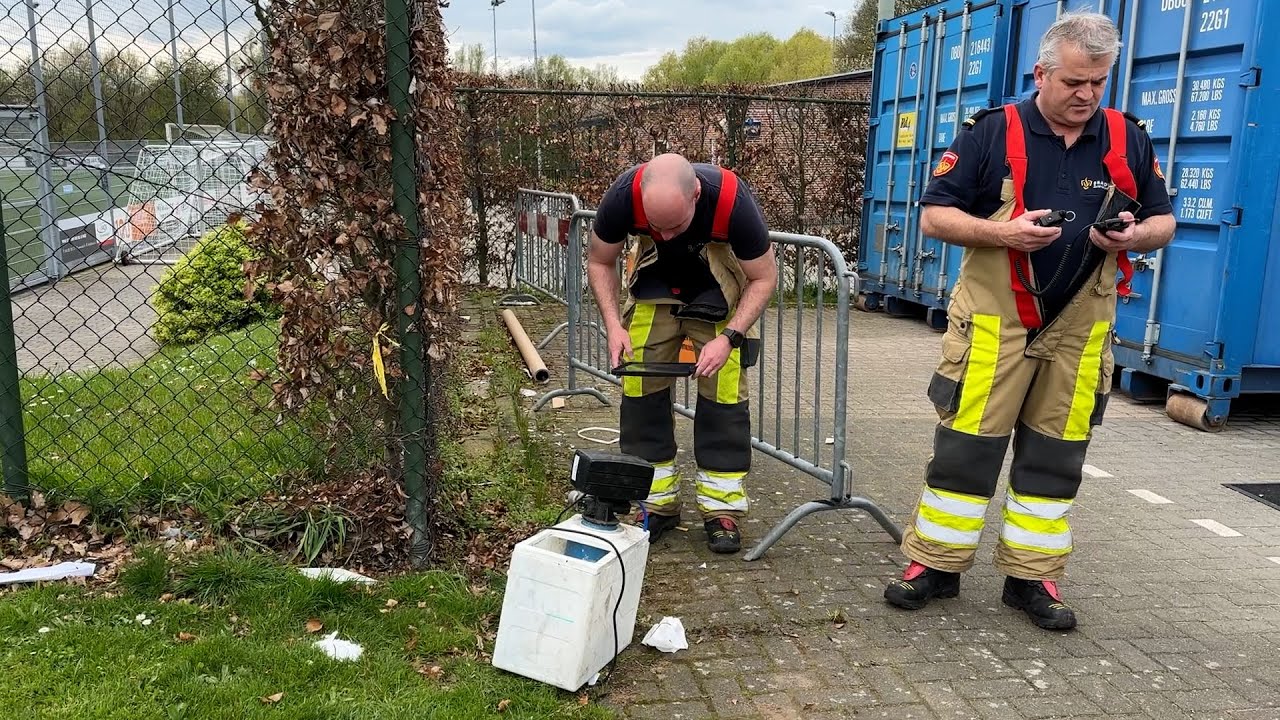 Voetbalclub KVC Oranje is het illegaal dumpen van afval in en rondom de papiercontainer meer dan zat