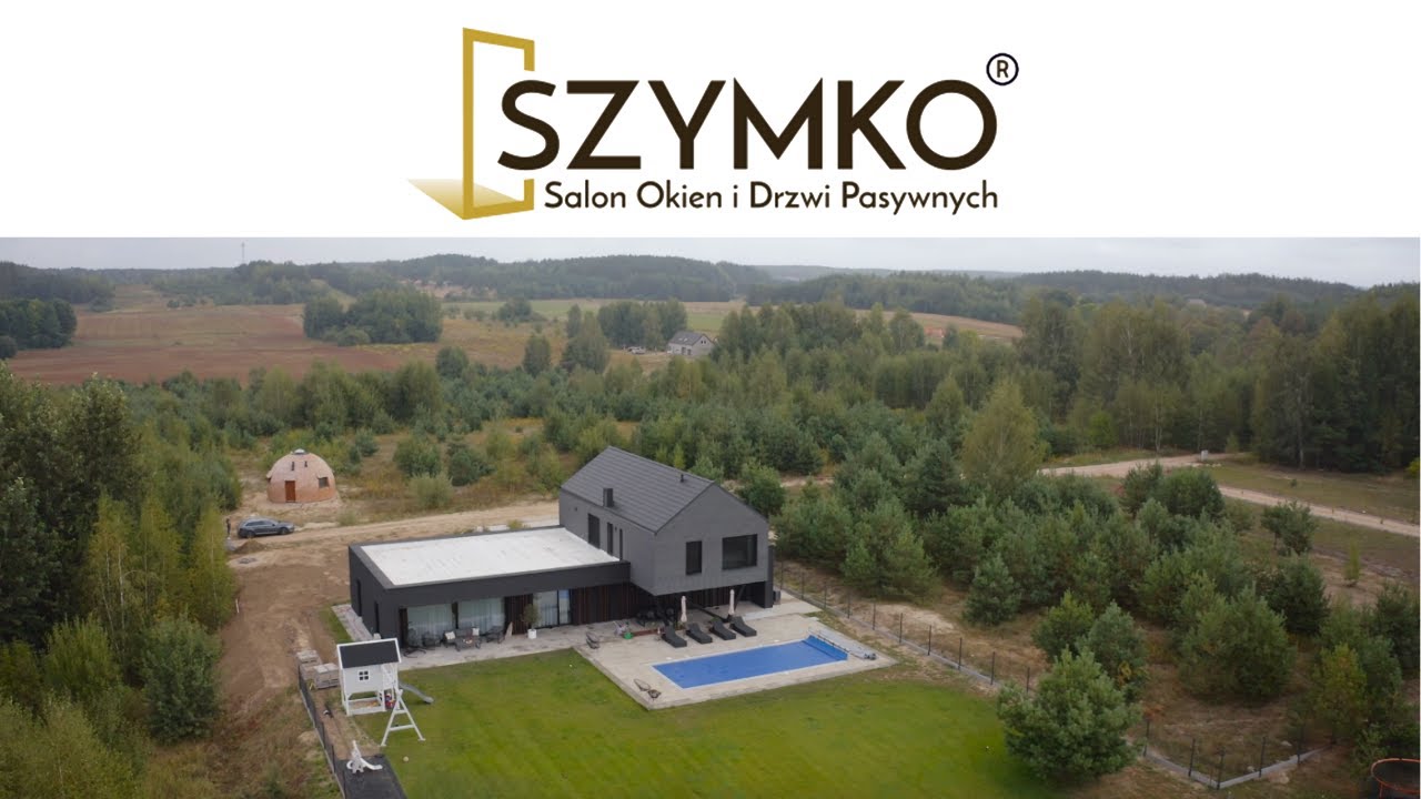 Szczelny montaż stolarki aluminiowej w nowoczesnym domu typu modern stodoła z płaskim dachem.