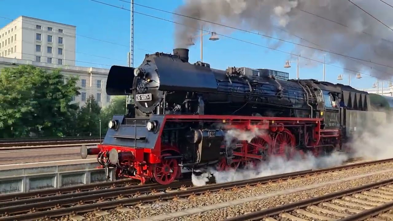 Ausfahrt von 35 1097 aus dem Hauptbahnhof Dresden (16.09.2023)