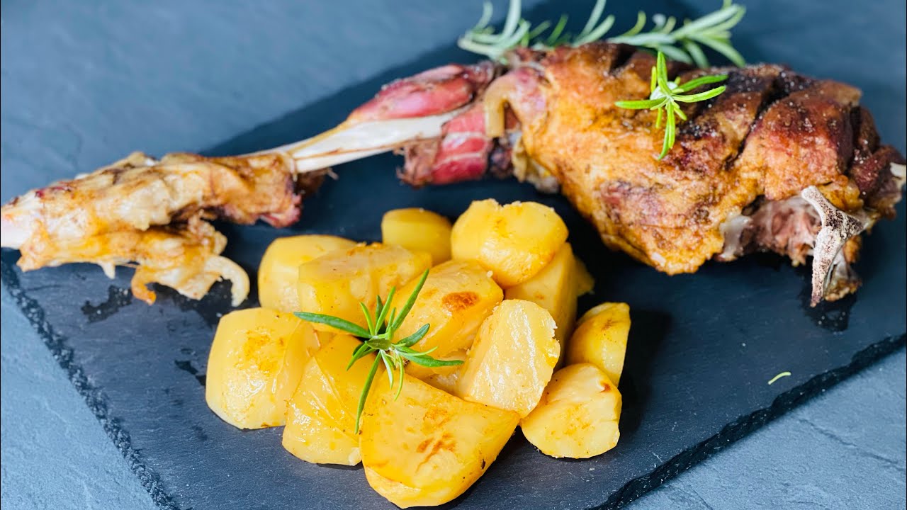 COSCIA DI AGNELLO AL FORNO CON PATATE