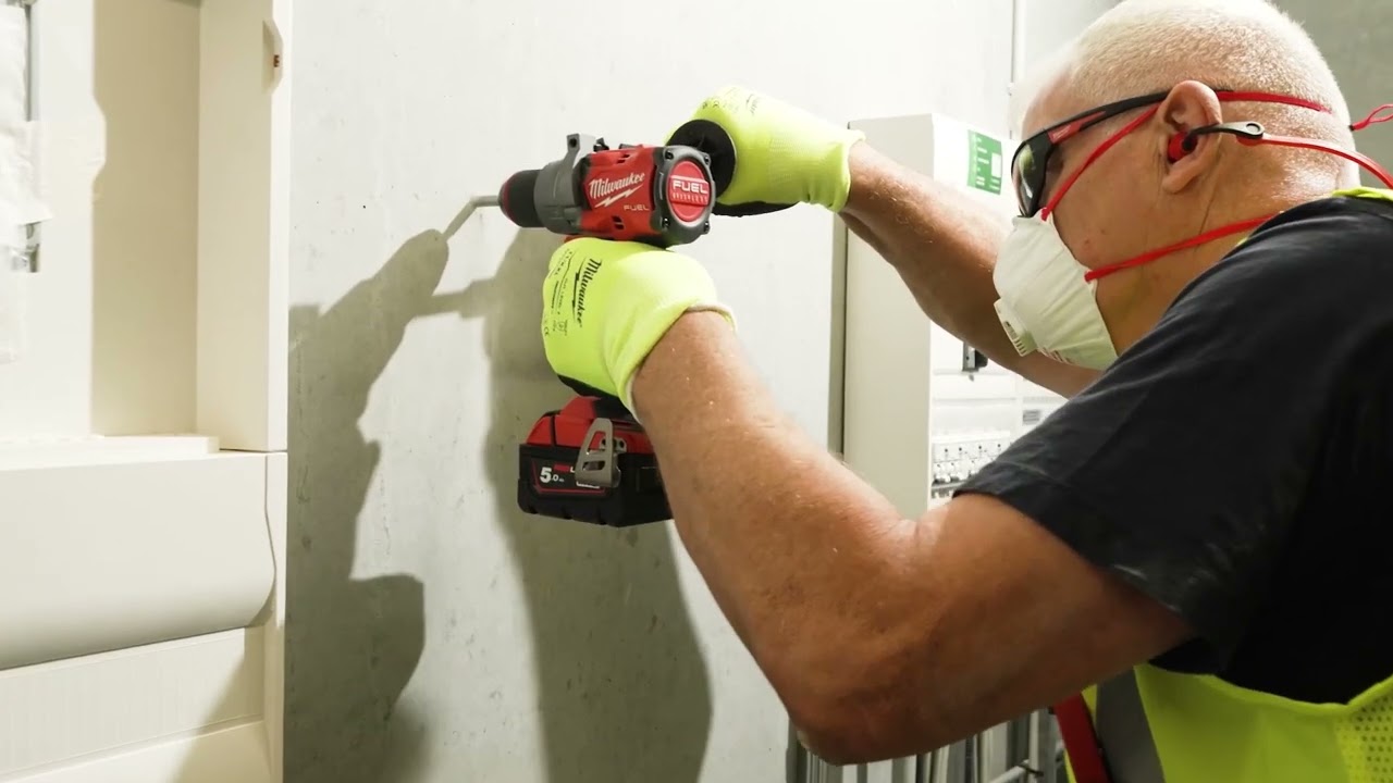 Milwaukee M18FPD3-502X - Next Generation M18™ FUEL™ Combi Drill Kit.  | Screwfix