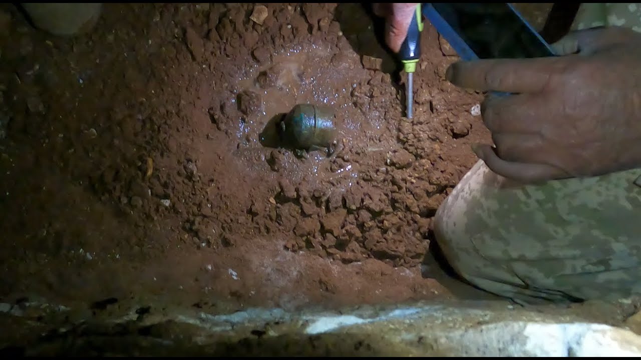 قبر الجمع الترابي/قطعه برونزيه غريبه The earthen collective tomb/a strange bronze piece
