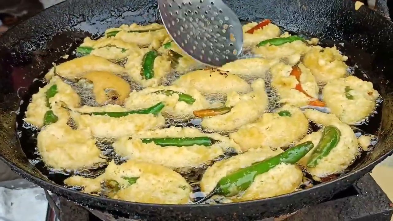 बघा कशी बनते कोल्हापूरची मिरची भजी | How to Make Kolhapuri Mirchi Bhajji | 4 Piece 20 Rs.