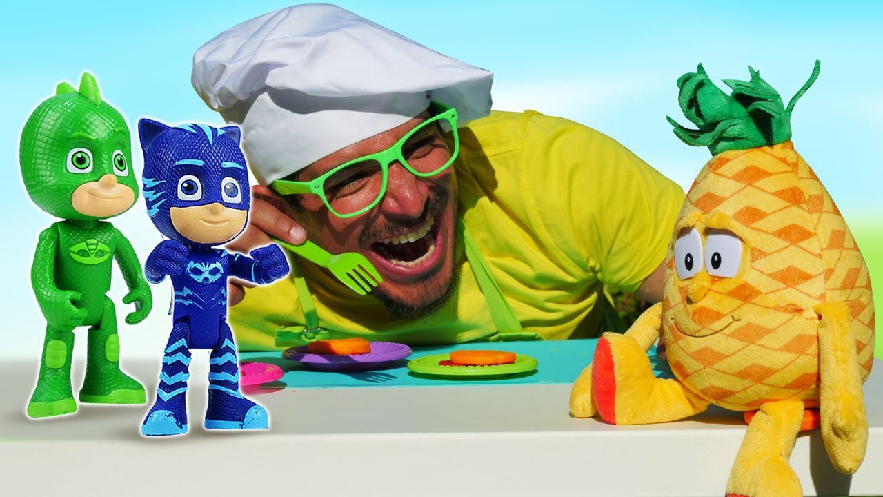 Carne a la brasa con piña. Cocina para niños con los Héroes en Pijama. Juguetes de PJ Masks.