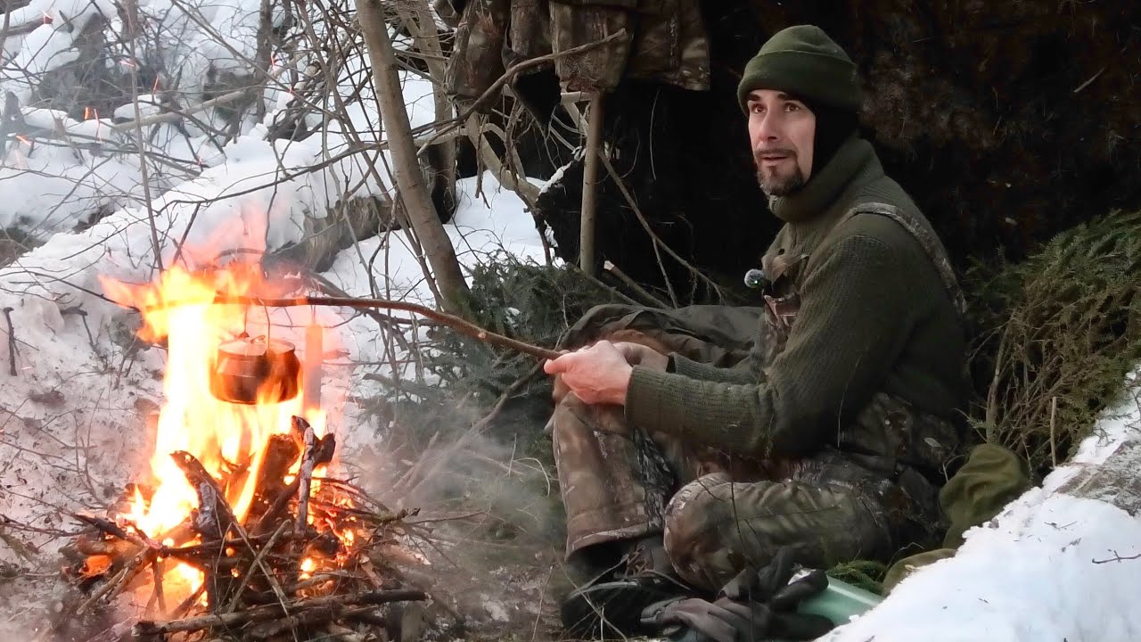 Bushcraft unter schweren Bedingungen. Ich baue ein gut geschütztes Lager im Wald.