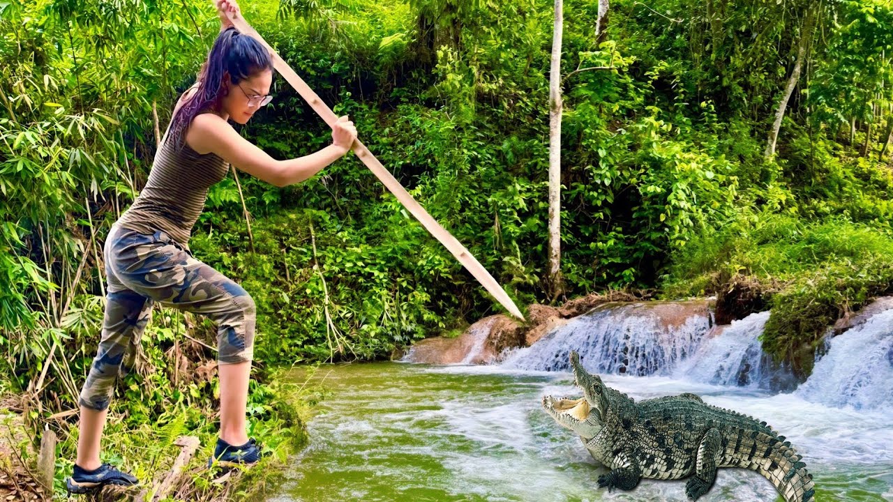 Girl Confronts Giant Crocodile Alone – Survival in the Wilderness