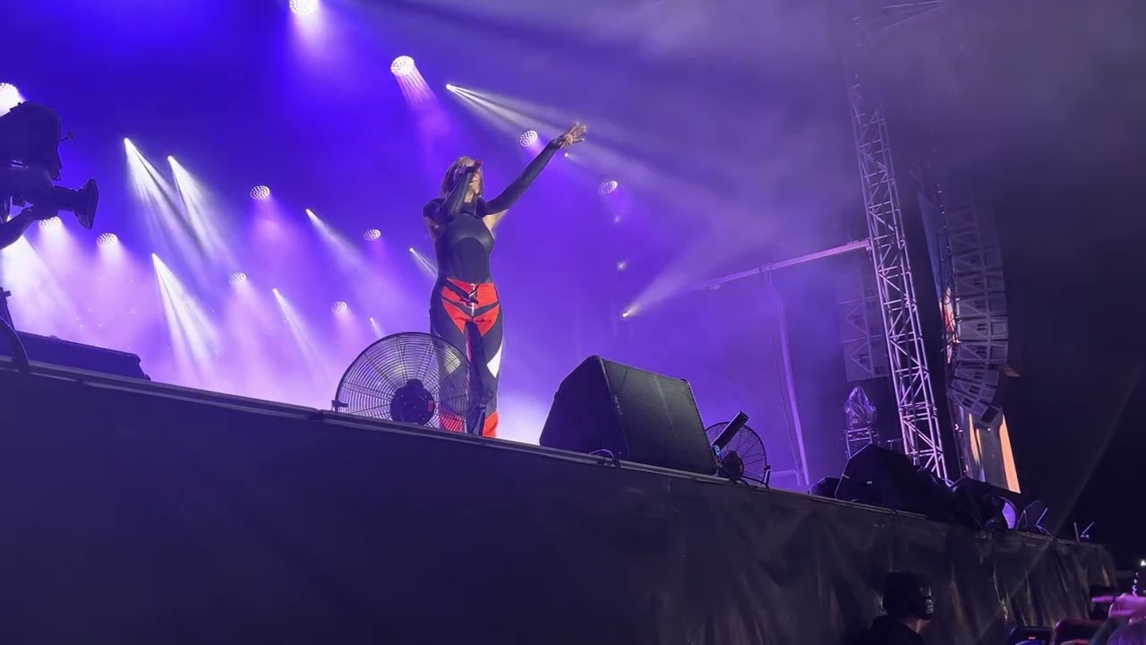 Marie-Mai - Différents (Live) (12/08/2023)
