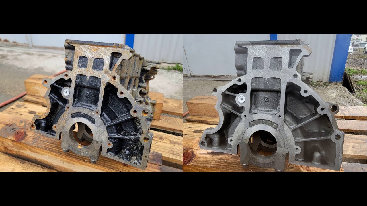 Очистка блока двигателя высоким давлением воды / Cleaning the engine block with high pressure water.